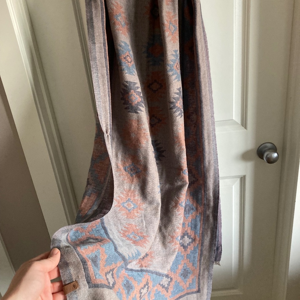 ROOTS Large Scarf Wrap Boho Western Vibes Beautiful pattern EUC